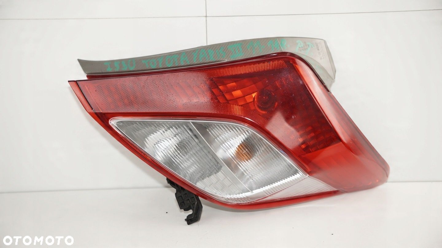 LAMPA PRAWY TYŁ TYLNA TOYOTA YARIS III 3 11-14R - 1
