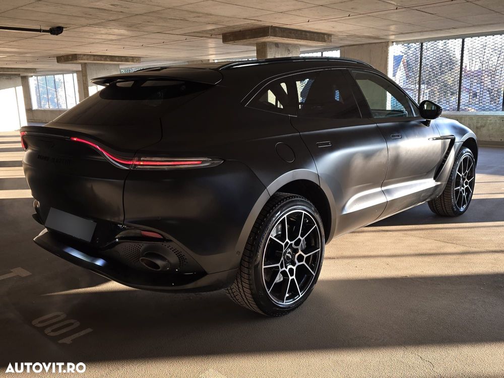 Aston Martin DBX - 5