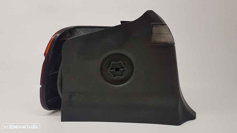 FAROLIM TRASEIRO DIREITO BMW SERIE 3 COMPACTO (E36) 316I - 7