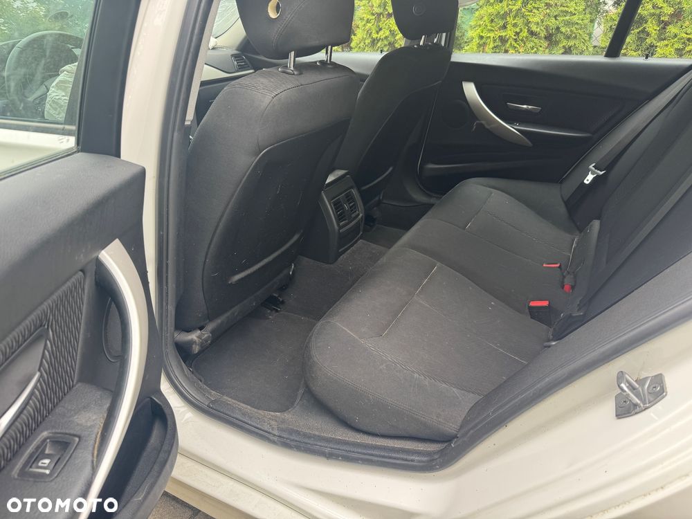 BMW Seria 3 318d Sport Line - 9