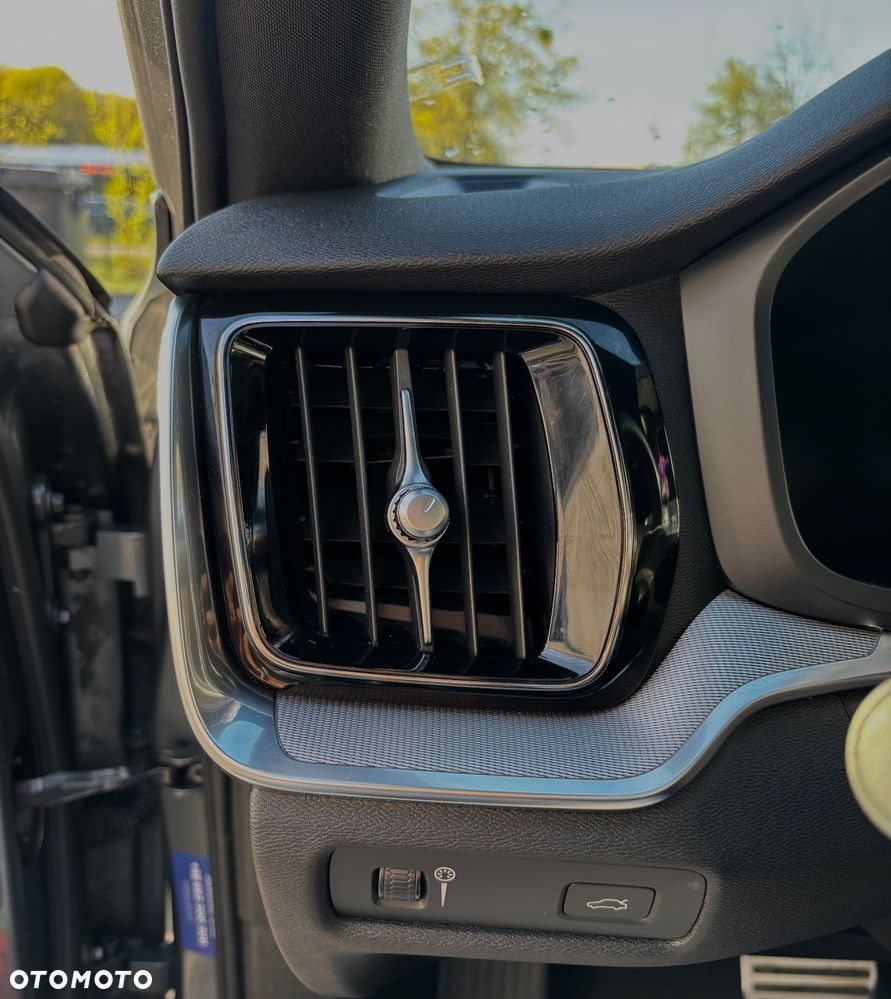 Volvo S60 T5 R-Design - 34