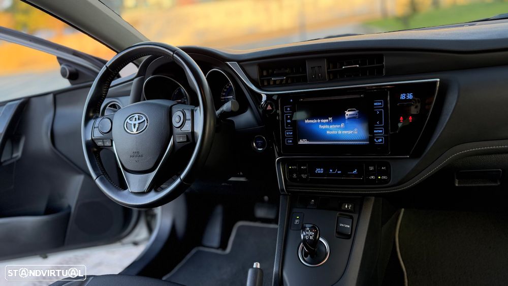 Toyota Auris Touring Sports 1.8 HSD Comfort +P.Techno+P.Sport - 16