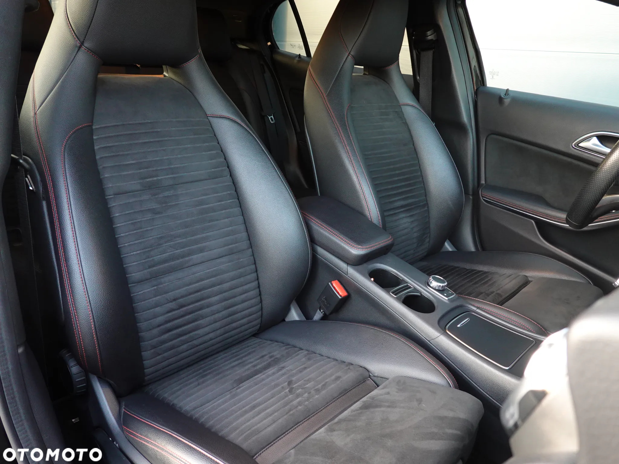 Mercedes-Benz GLA 200 7G-DCT AMG Line - 17