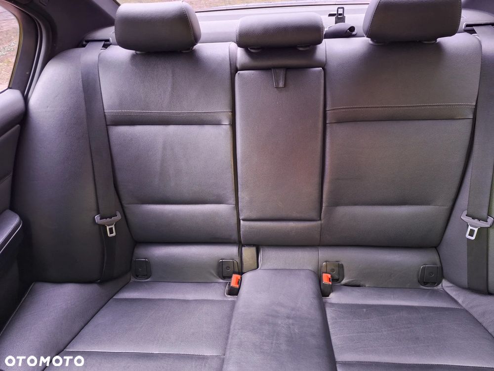 BMW Seria 3 318d - 23