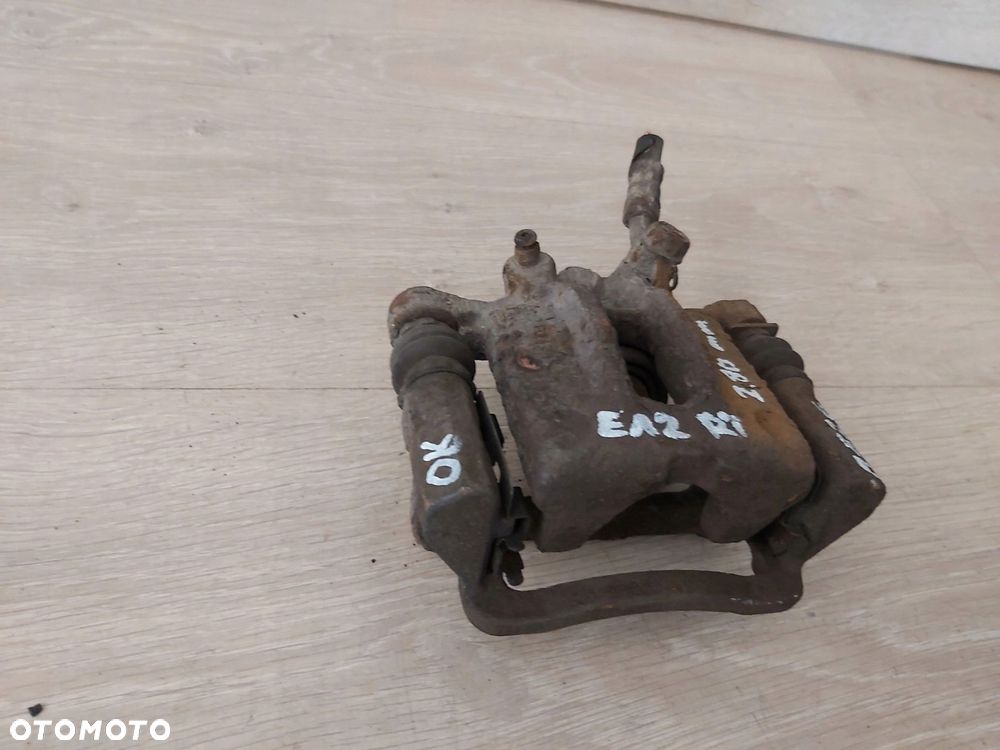 Toyota Corolla E12 zacisk jarzmo tył prawy TRW 275mm - 2