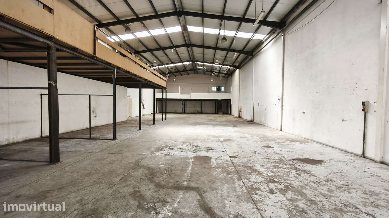 Armazém industrial, com uma área de 750m2, localizado na Z.I. Canelas. - Grande imagem: 3/13