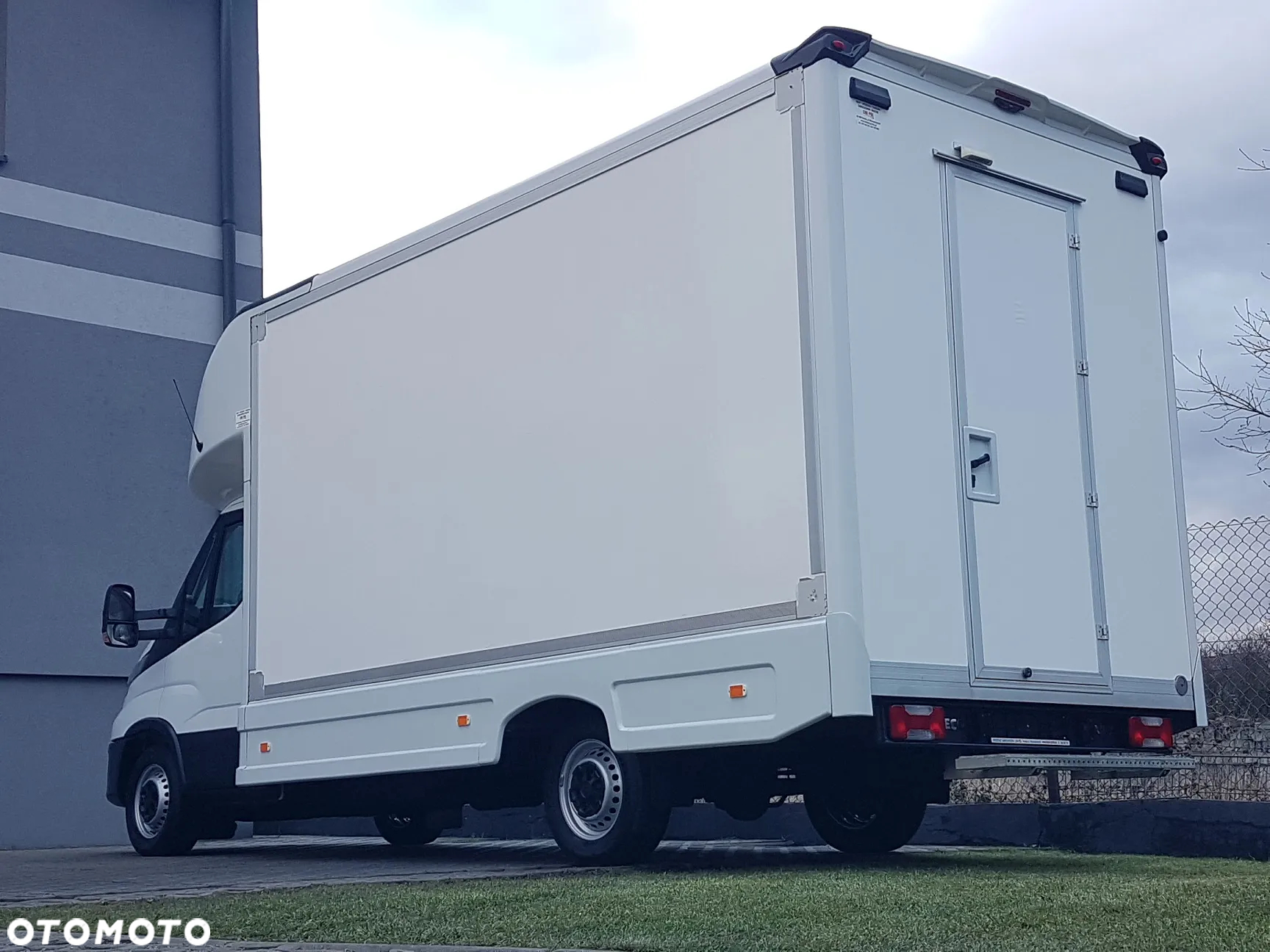 Iveco DAILY KONTENER NISKOPODŁOGOWY 4,43x2,23x2,42 SKLEP KAMPER KONIOWÓZ BAR KLIMA - 28