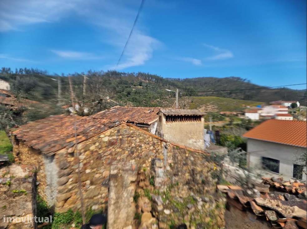 Moradia c/ 2 pisos p/ recuperação total em Cercadas - Vila de Rei - Grande imagem: 4/15