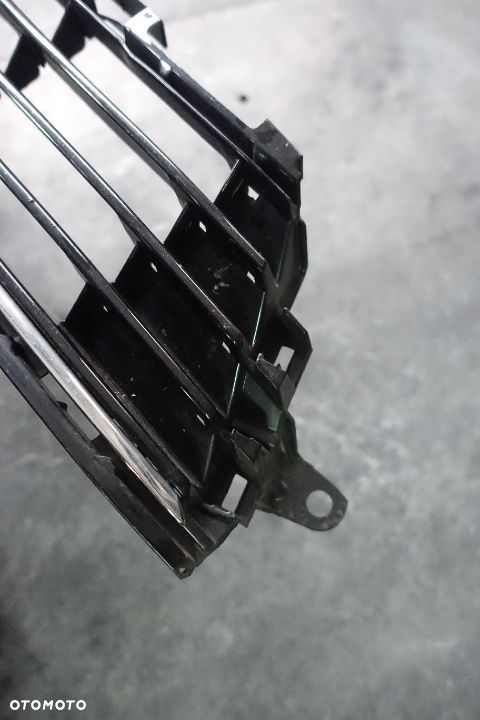 KRATKA ŚRODKOWA ZDERZAKA AURIS II LIFT - 6