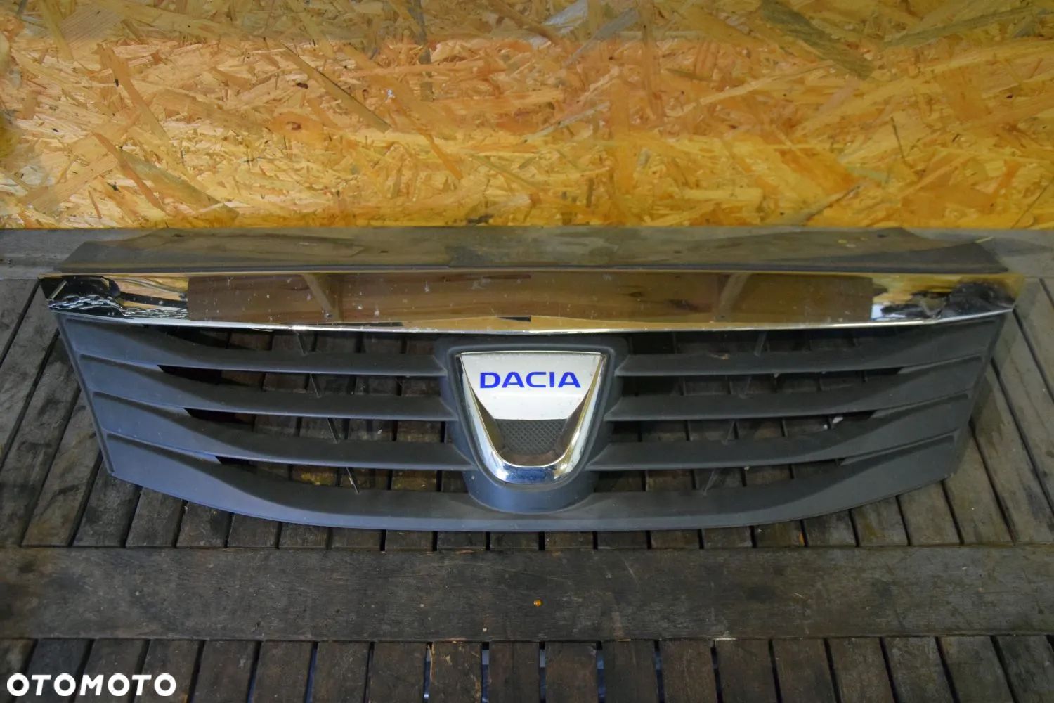 Dacia Logan I LIFT 08-12 Grill atrapa chłodnicy logo znaczek ORYGINAŁ 8200748240 - 1