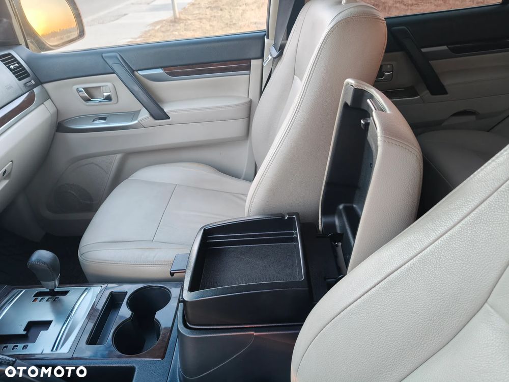 Mitsubishi Pajero - 36