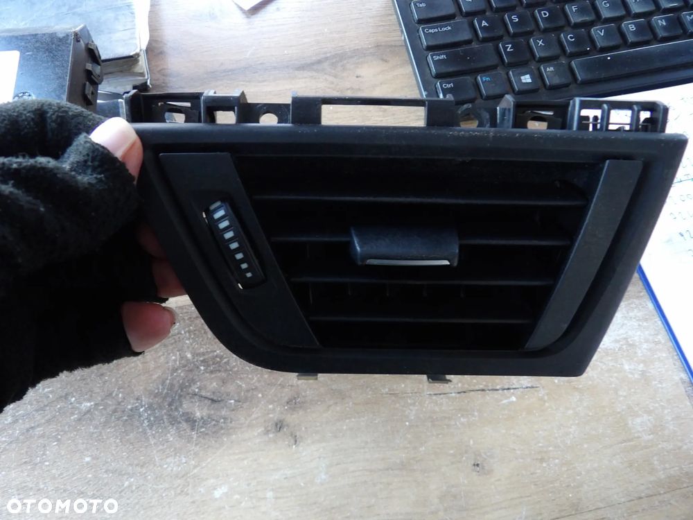 BMW - F30 - KRATKA NAWIEWU - LEWY PRZÓD - 9253218 - 1