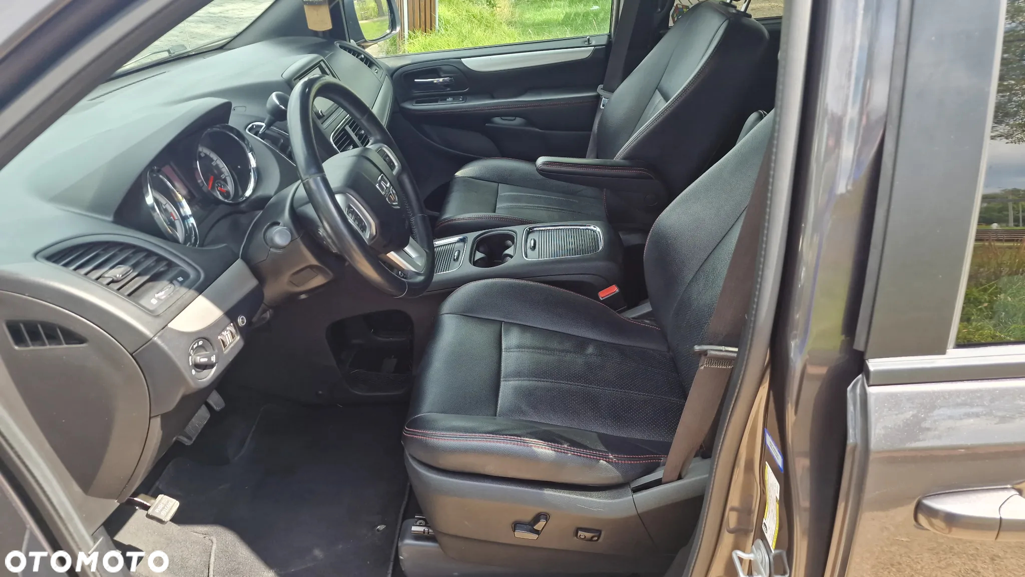 Dodge Grand Caravan - 12