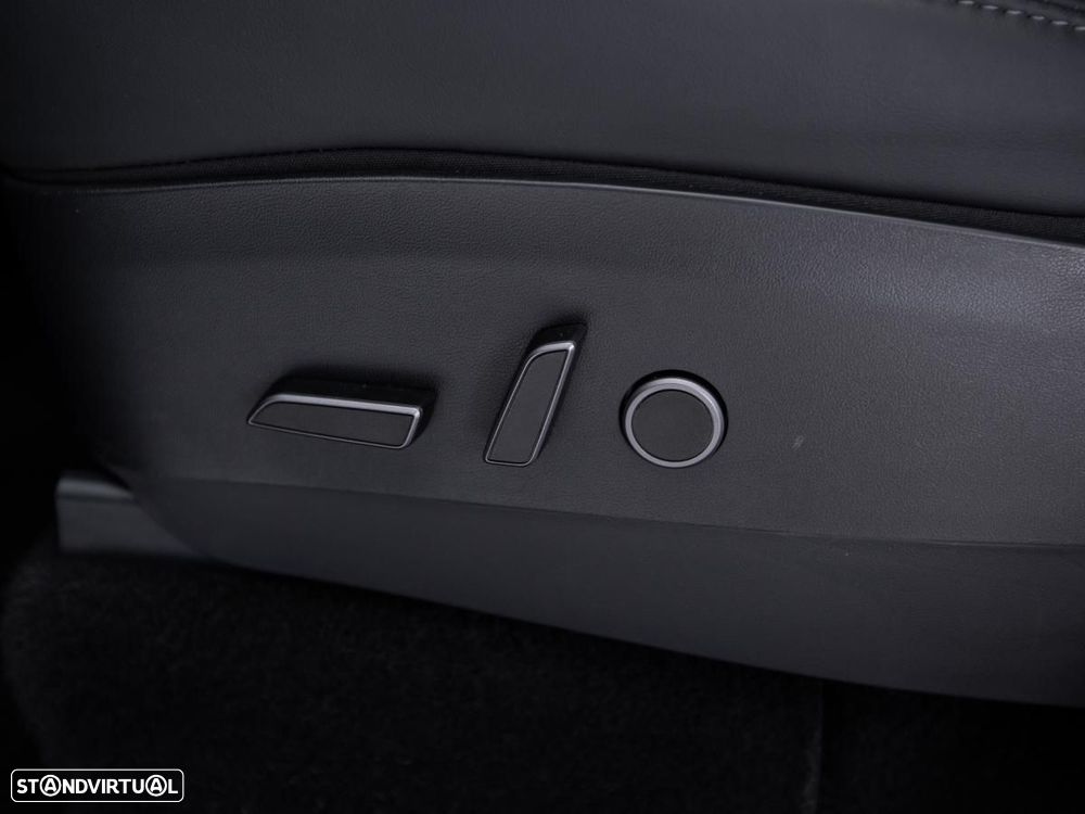 Tesla Model Y RWD — fotografia 17