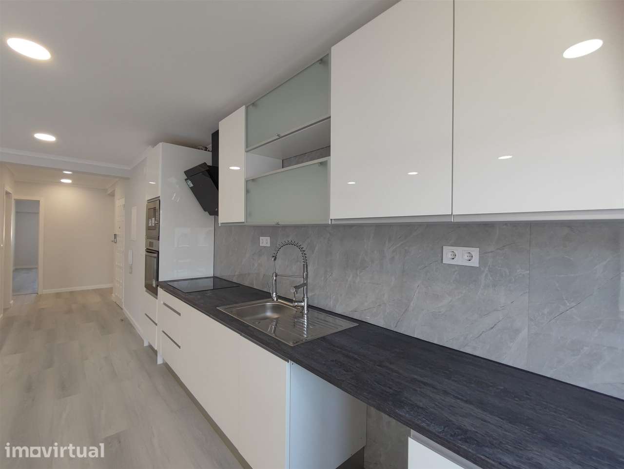 Apartamento T4 totalmente remodelado – moderno, espaçoso e pronto a ha - Grande imagem: 2/31