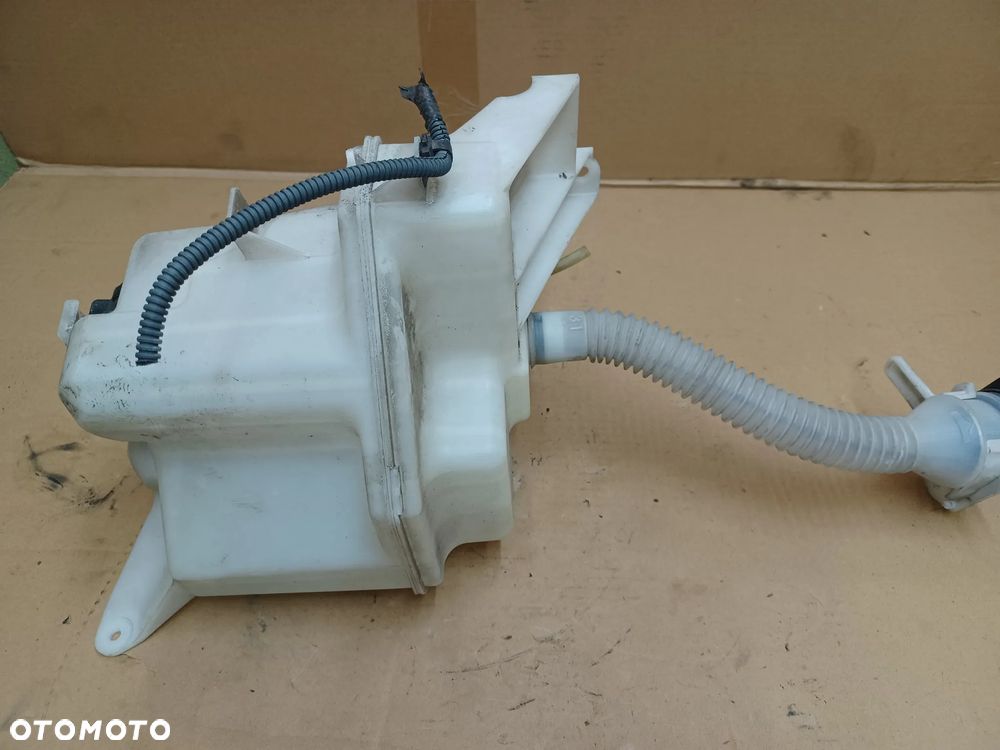 ZBIORNICZEK SPRYSKIWACZY TOYOTA RAV4 III 060851217 - 2