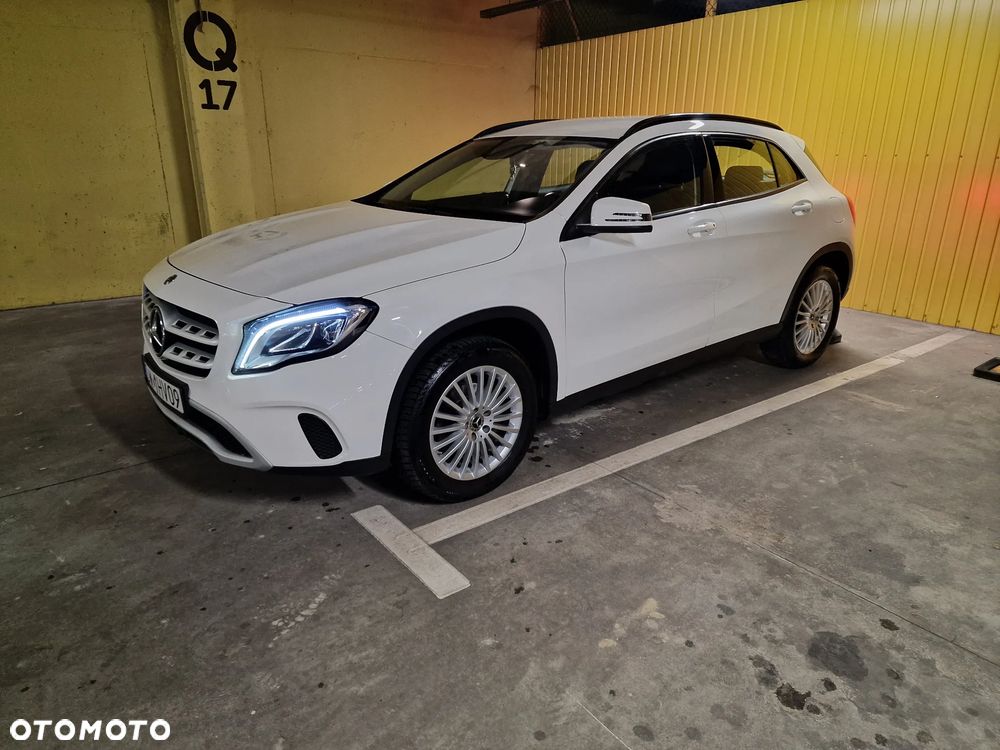 Mercedes-Benz GLA 180 7G-DCT - 4