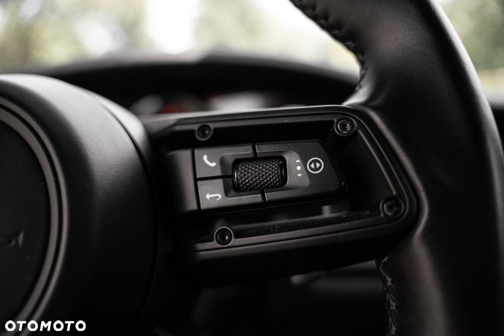 Porsche 911 Carrera 4 GTS - 25