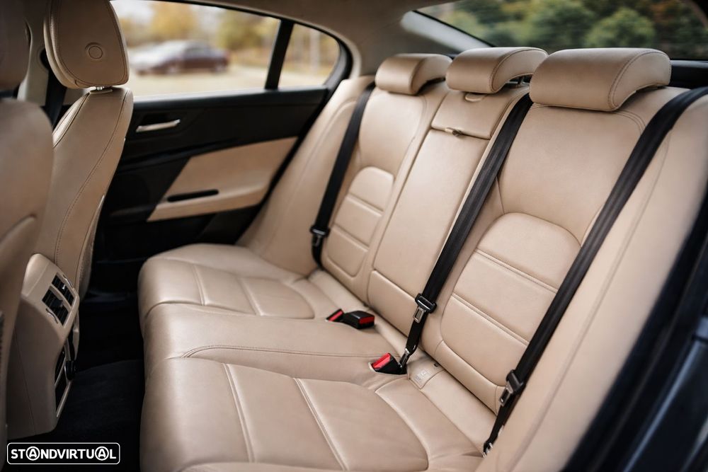 Jaguar XE 20d Aut. Prestige - 43