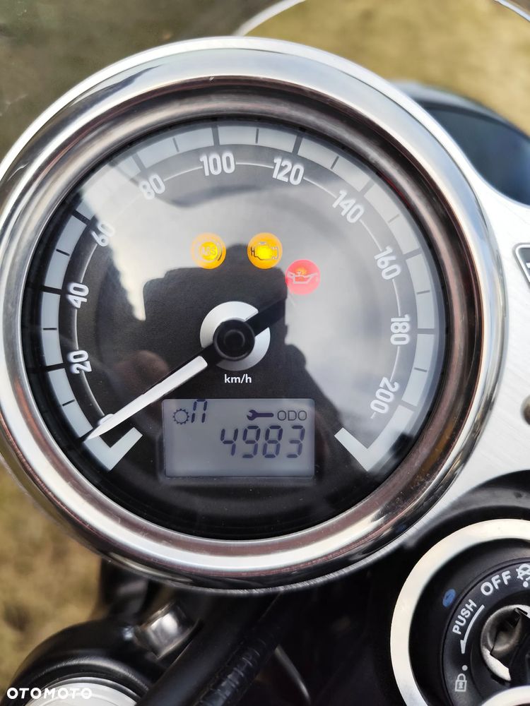 Triumph Bonneville - 3