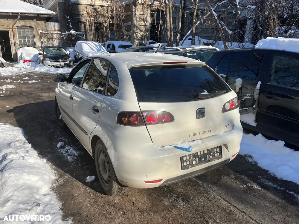 Dezmembrez Seat Ibiza 6L facelift alb 1,4 benzina 2008 BXW - 4