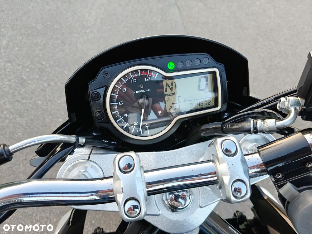 Suzuki GSR - 11