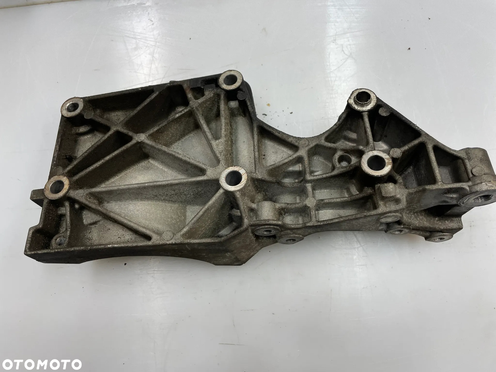 Łapa alternatora vw Touran I Golf V Audi A3 8P 2.0TDI BKD 03G903143F - 2