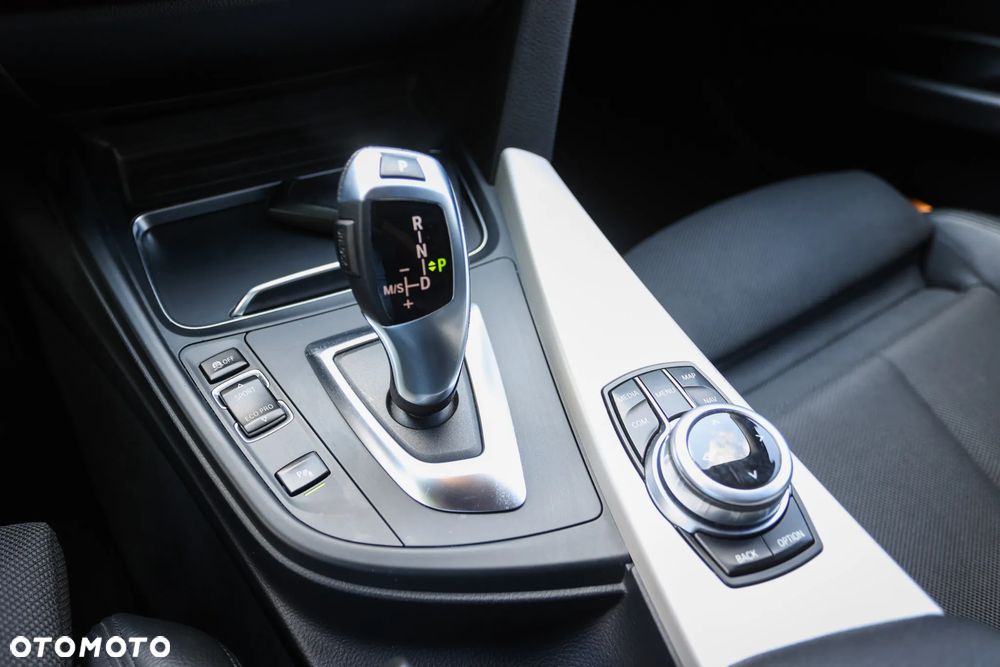 BMW Seria 3 318d Luxury Line - 29