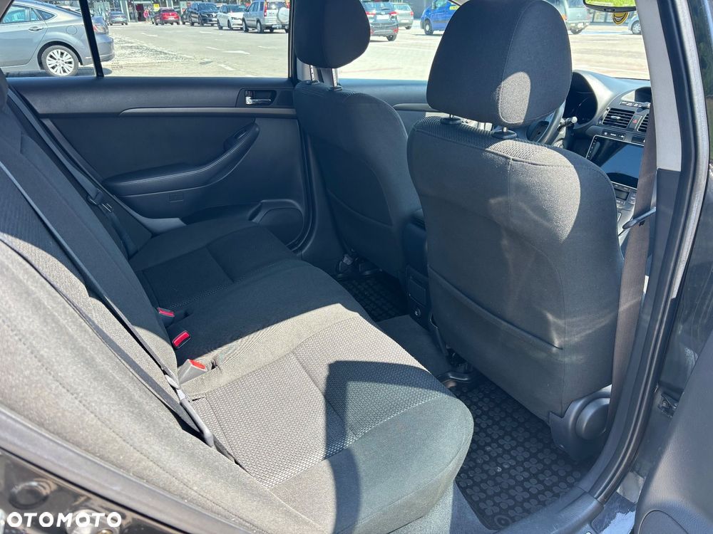 Toyota Avensis 1.8 VVT-i Combi - 11