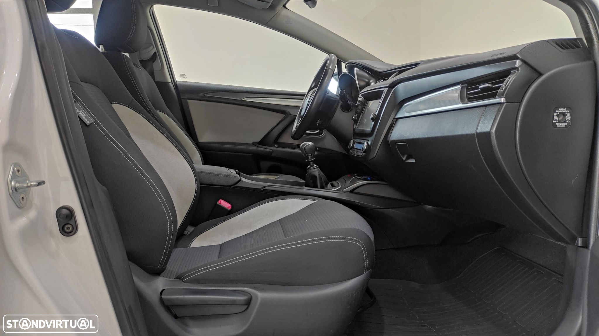 Toyota Avensis Touring Sports 2.0 D-4D Exclusive+GPS - 25
