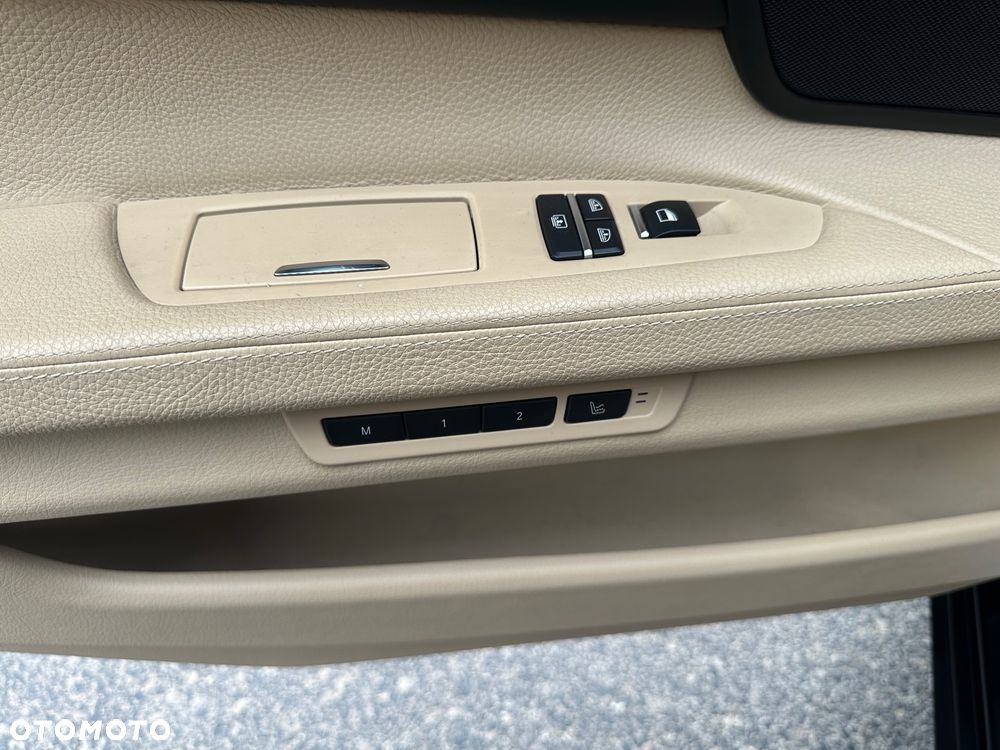 BMW Seria 7 750i L - 8