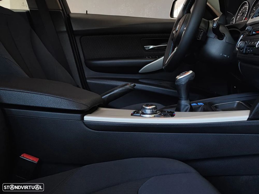 BMW 318 d DPF Touring Edition Sport - 38