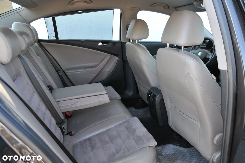Volkswagen Passat 2.0 TDI DPF Highline - 23