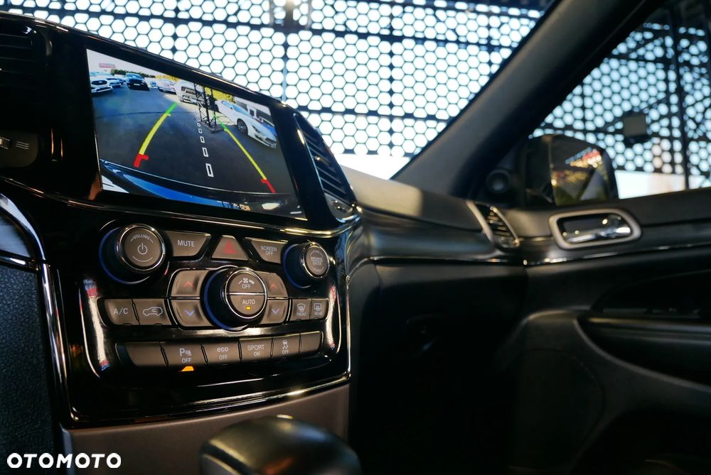 Jeep Grand Cherokee - 25