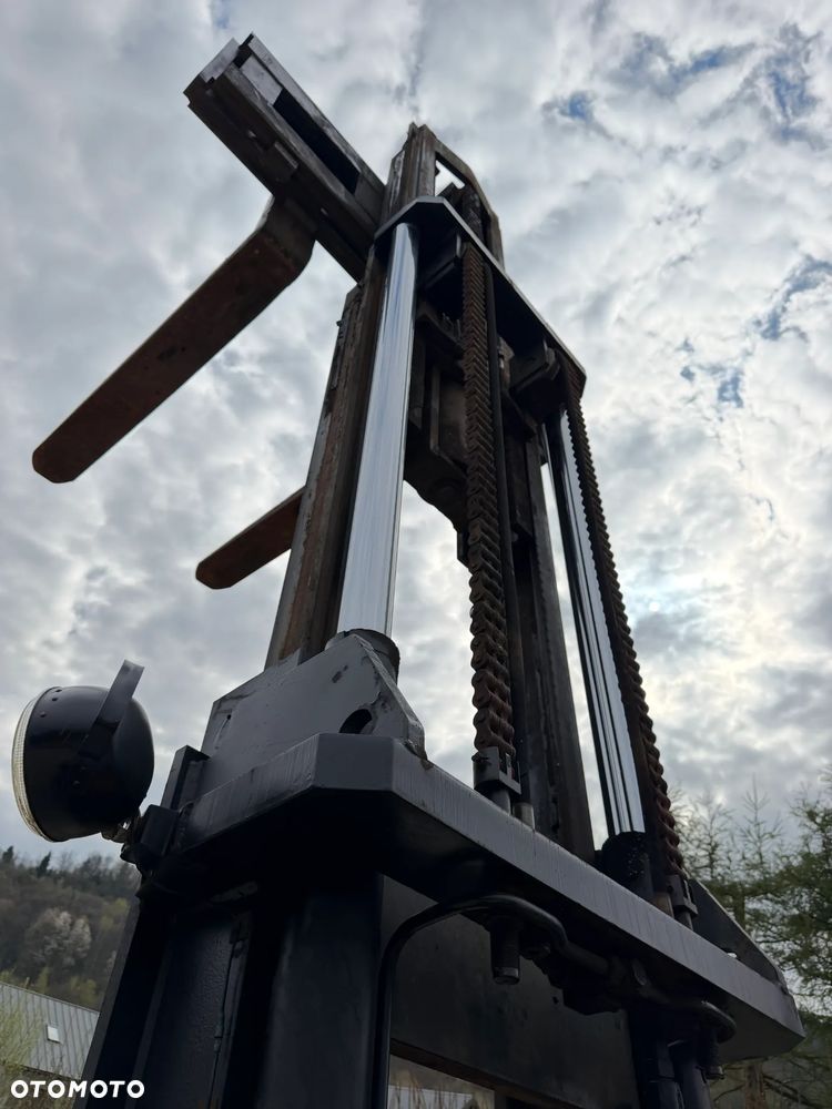 O&K V80 Wózek Widłowy Niemiecki Producent O&K. Silnik DEUTZ 90 km. Udźwig 8 ton. Gabarytowo mała maszyna z Wielkim udźwigiem. Podwójne Koła. Regulacja wideł i Karetki Hydrauliczna. Maszt TRIPLEX. niski przebieg 5790h. Maszyna Pochodzi z Norweskiej Komuny! Nie posiada luzów i wycieków Jazda Hydrostatic. Stan Perfekcyjny! DIESEL. Opony Nowe. Okazja - 23