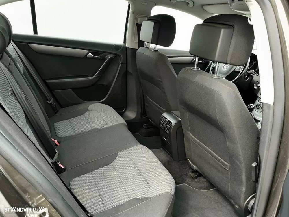 VW Passat 1.6 TDI BlueMotion - 14