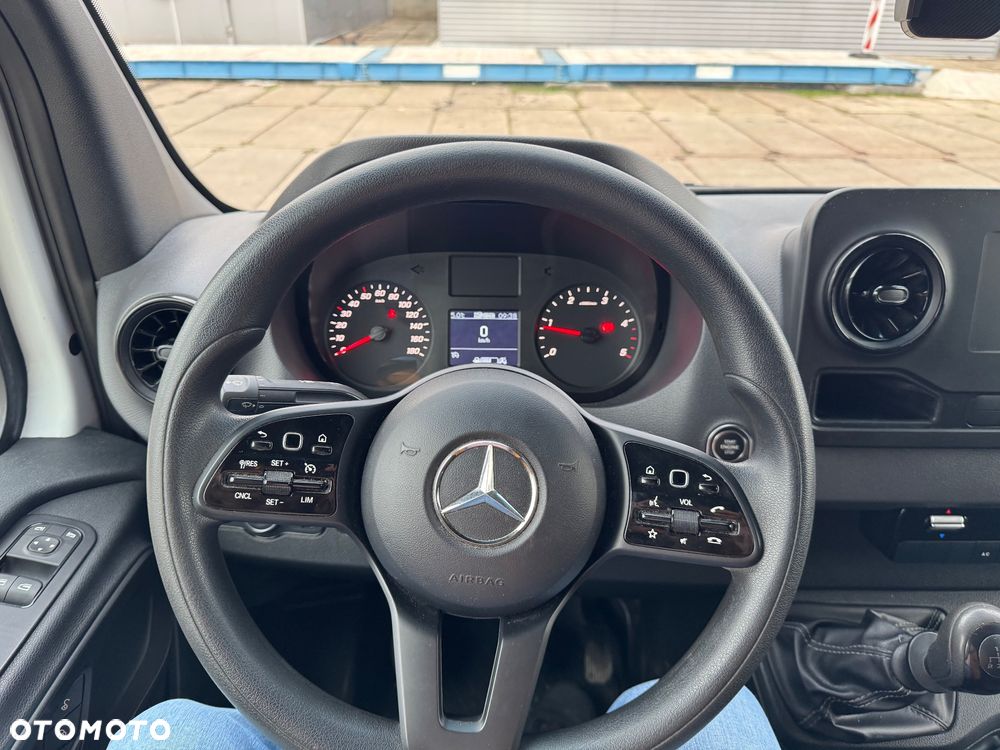 Mercedes-Benz Sprinter - 11