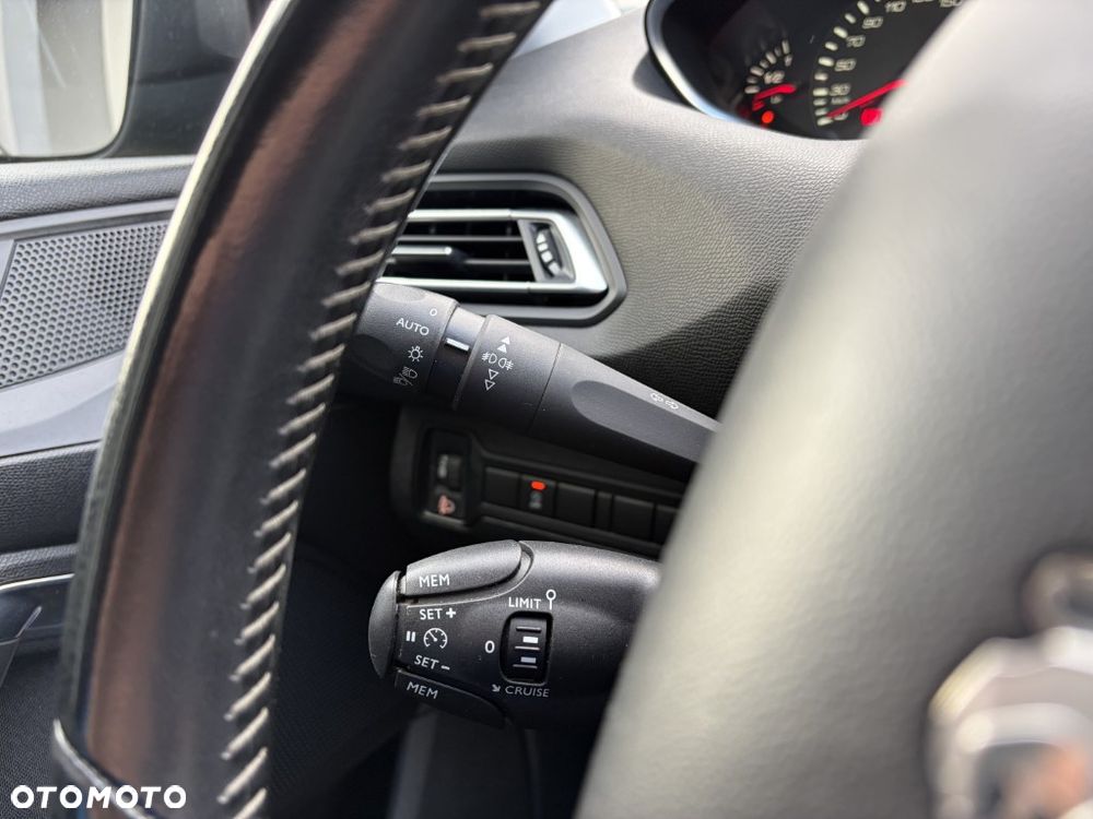 Peugeot 308 1.2 PureTech GPF Allure S&S - 17