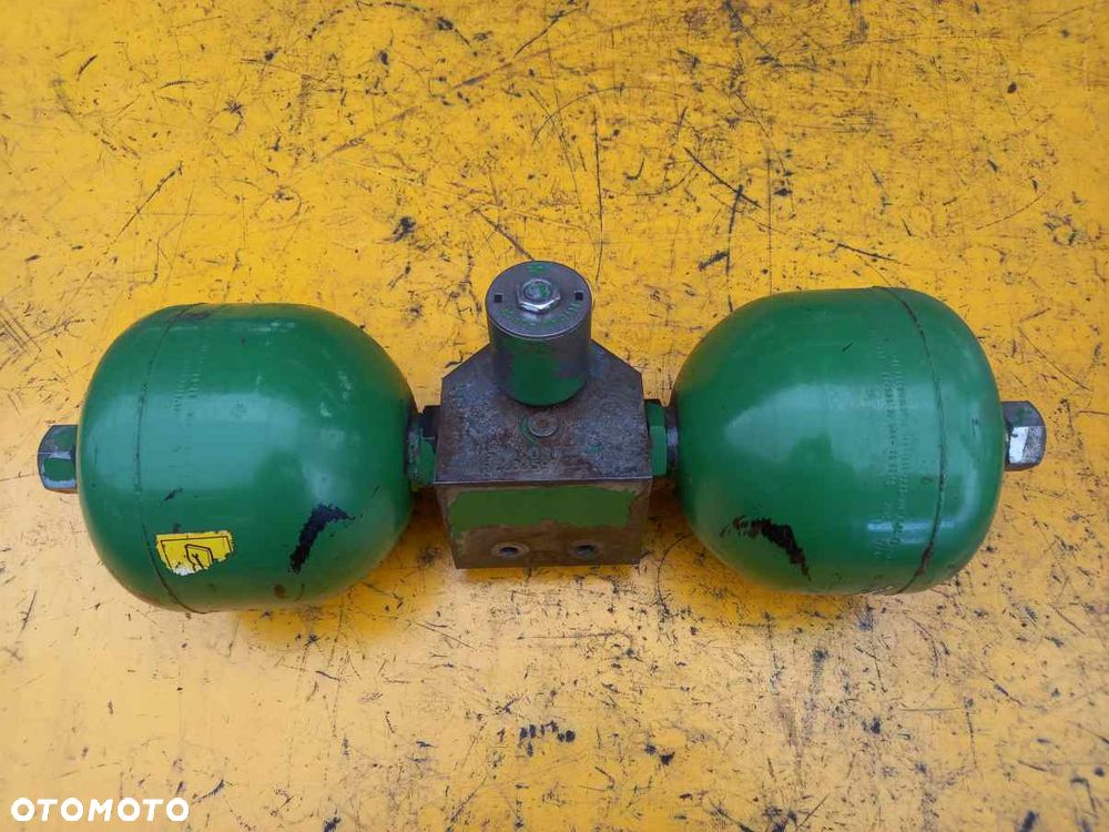 Blok TLS amortyzacji przedniej osi John Deere 7280R - 1