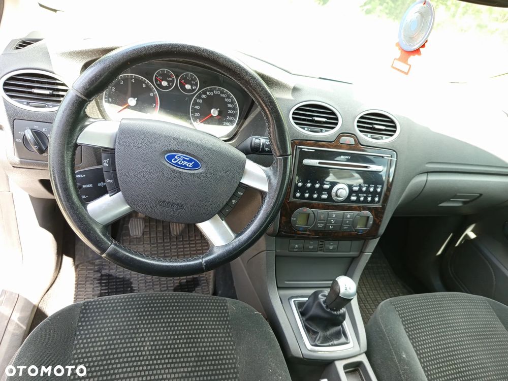 Ford Focus 1.6 Ti-VCT Ghia - 11