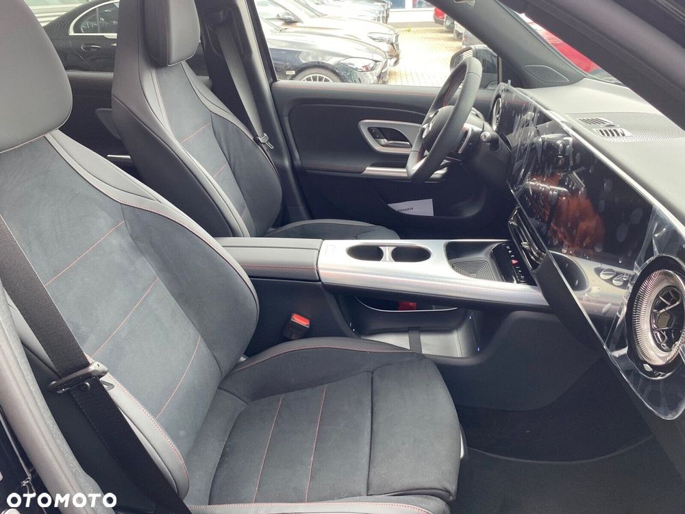 Mercedes-Benz GLB - 25