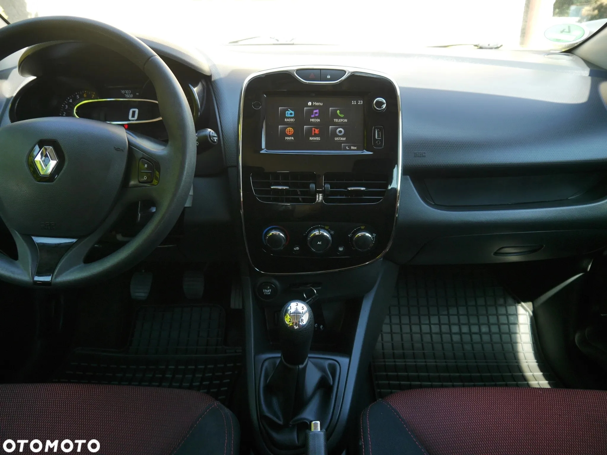 Renault Clio 1.2 16V 75 LIMITED - 21