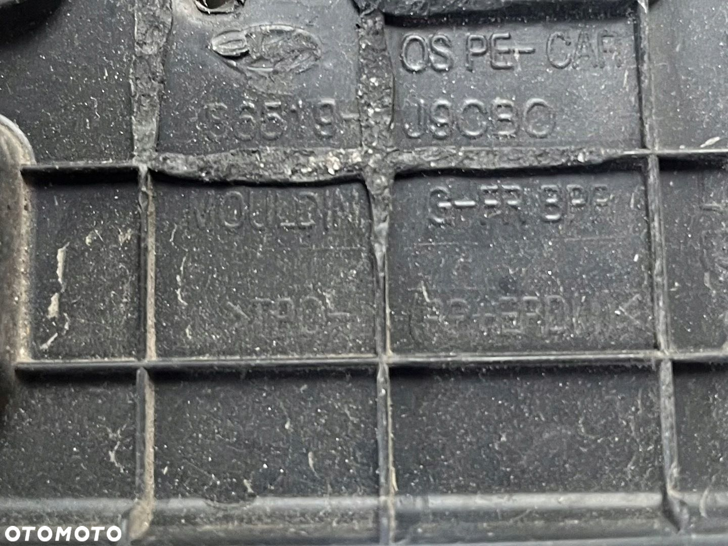 RAMKA POD TABLICE REJESTRACYJNĄ PRZÓD 86519-J9000 HYUNDAI KONA I 17- - 3