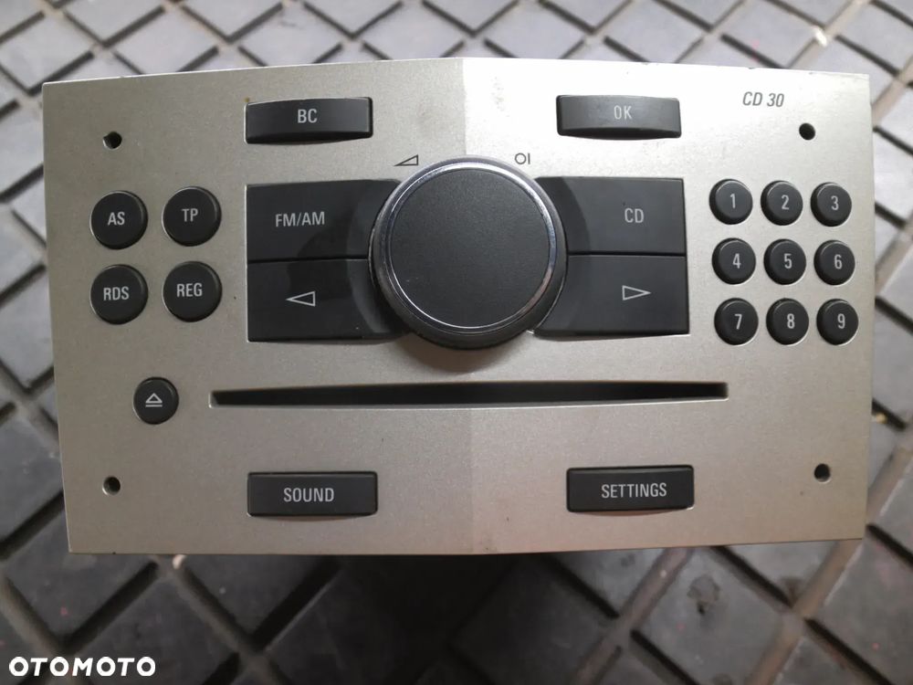 OPEL ASTRA H RADIO FARBRYCZNE 13251050 GRUNDIG ZŁOTY KOLOR FRONTU - 1