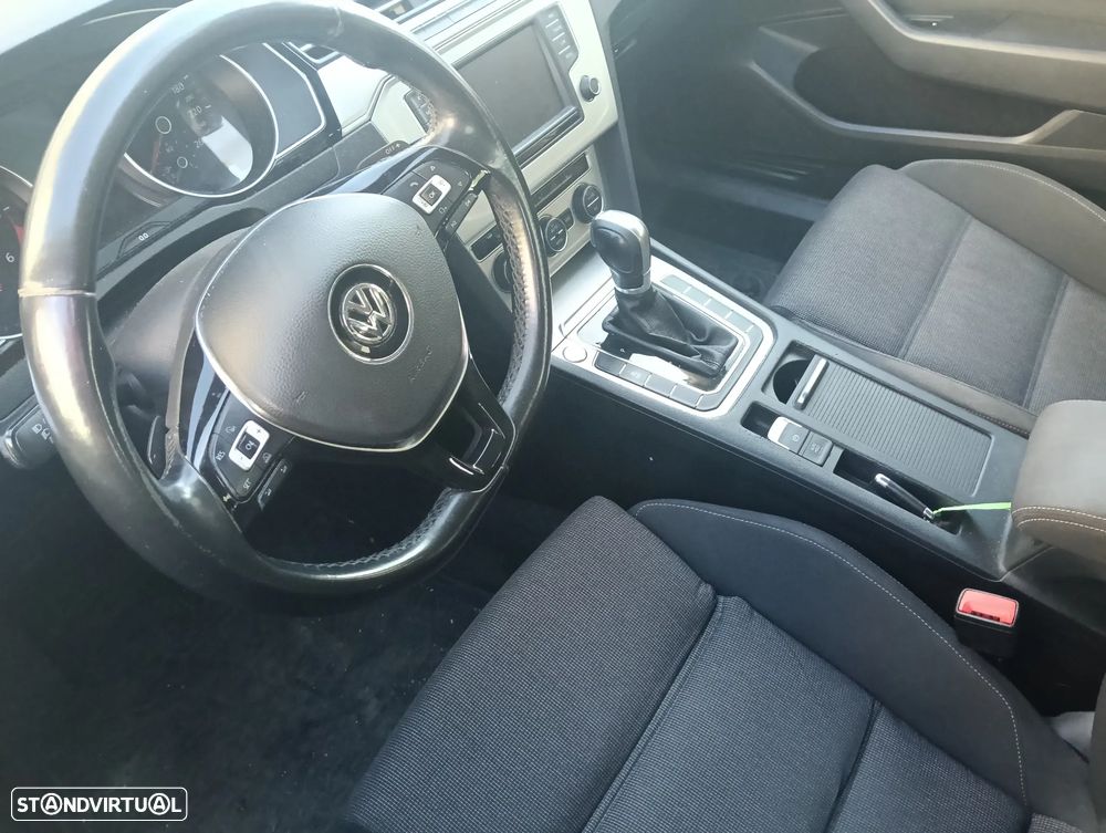 VW Passat Variant 1.6 TDI Highline DSG - 16