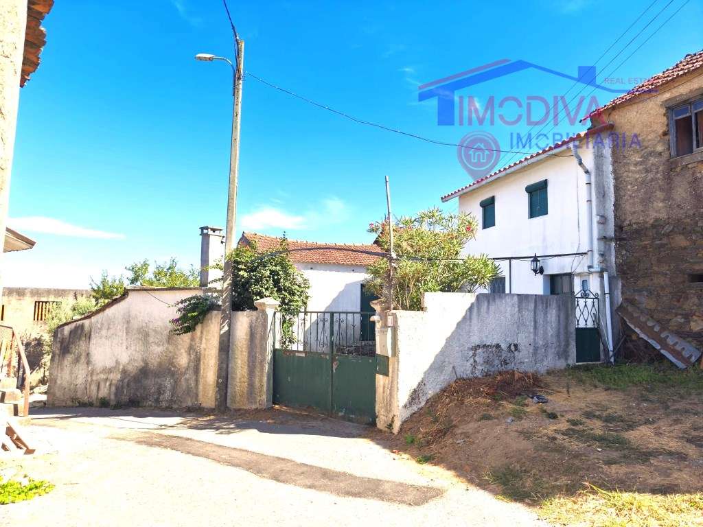 Moradia T2+1 habitável com casa de arrumos e terreno em Graça - Grande imagem: 5/49