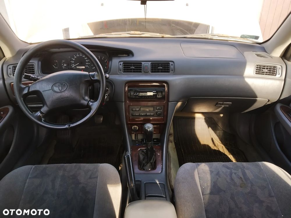 Toyota Camry 2.2 LE - 6