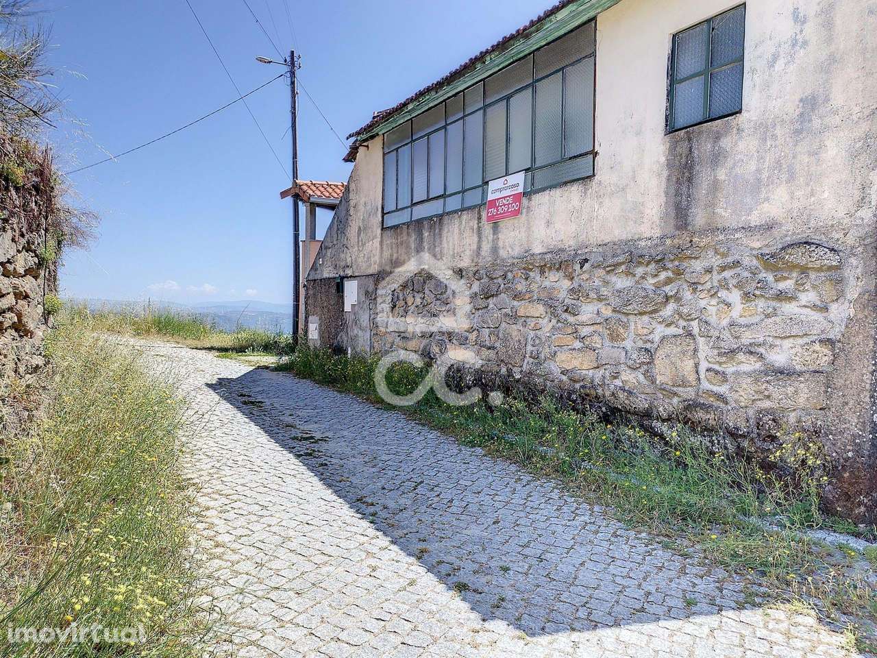 Moradia de aldeia V5 para recuperar com jardim e garagem - Grande imagem: 2/31