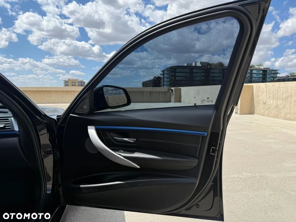 BMW Seria 3 330i M Sport - 38
