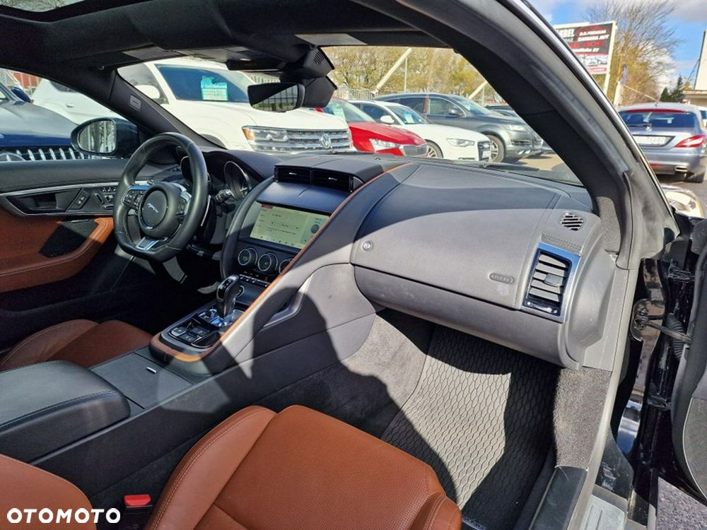 Jaguar F-Type 2.0 Turbo Chequered Flag - 31